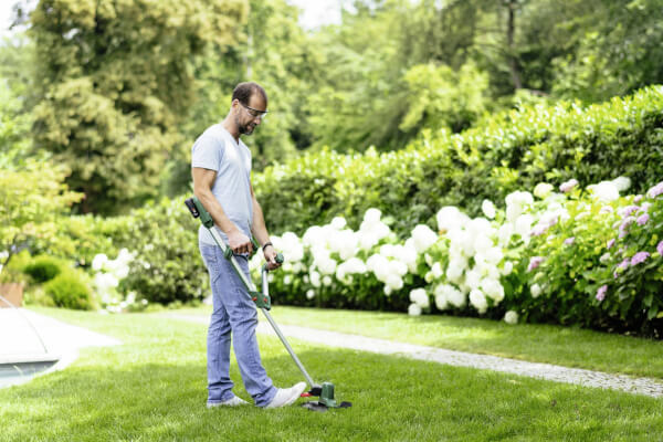 Akkutrimmeri UniversalGrassCut 18V-26 + akku ja lisäsiima, Bosch