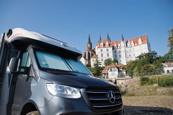 Etuikkunan pimennysverho REMIfront 4, Mercedes-Benz Sprinter (2019➟) sadetunnistimella, avattava, Remis