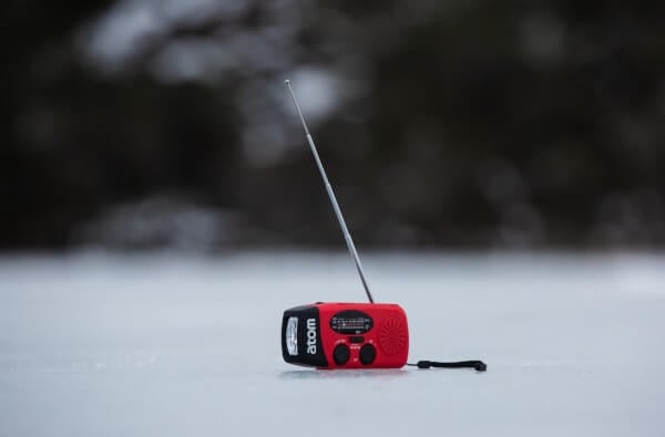 H&auml;t&auml;radio lampulla ja virtal&auml;hteell&auml;, Atom