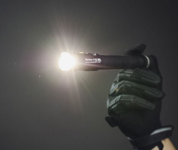 Käsivalaisin Partner C4 Pro (lämmin), Armytek