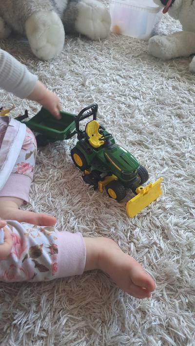 Lelu John Deere -ajoleikkuri perävaunulla ja puutarhurilla (1:16), Bruder