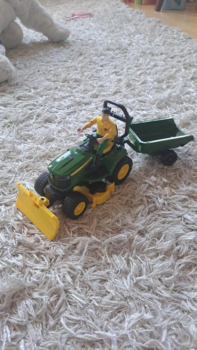 Lelu John Deere -ajoleikkuri perävaunulla ja puutarhurilla (1:16), Bruder