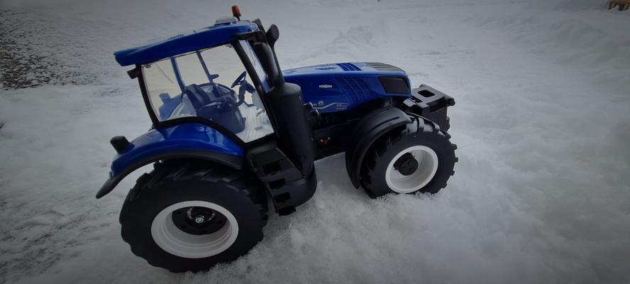 Kauko-ohjattava New Holland traktori (1:16), Maisto Tech