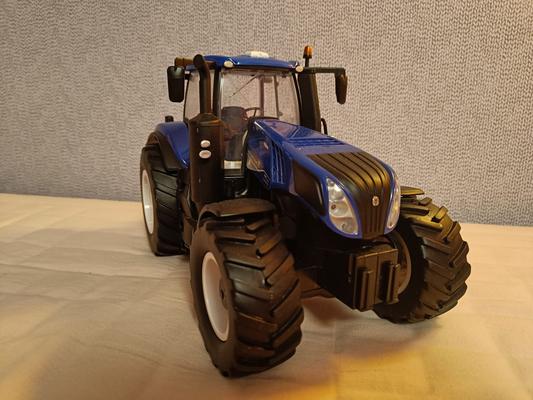 Kauko-ohjattava New Holland traktori (1:16), Maisto Tech