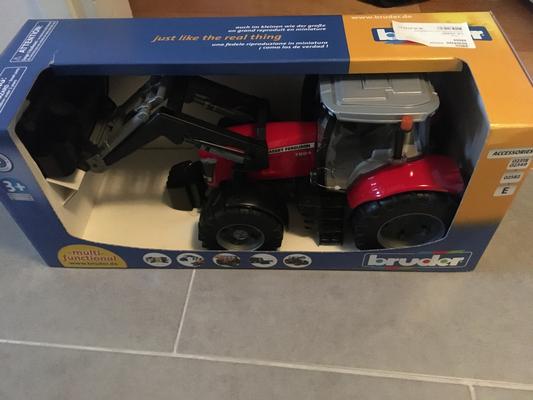 Lelu Traktori Massey Ferguson 7624 etukuormaajalla (1:16), Bruder