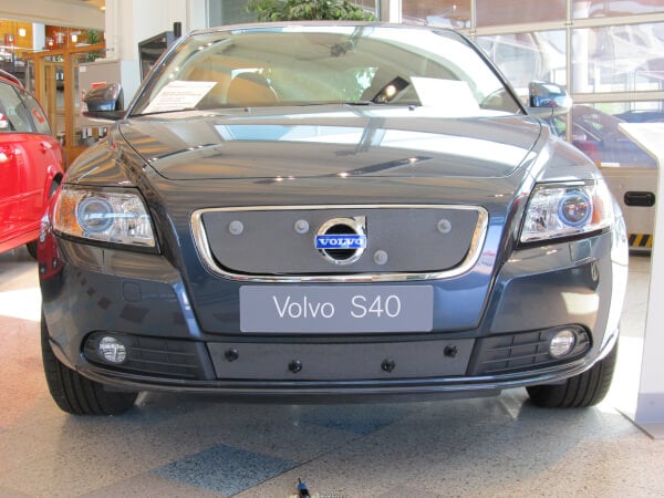 Maskisuoja Volvo S40 (2010-2012) t&auml;ysin avoin j&auml;&auml;hdyttimen s&auml;leikk&ouml;, Tammer-Suoja
