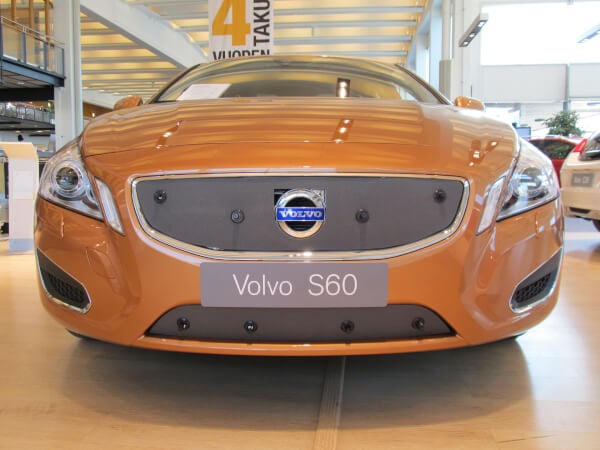 Maskisuoja Volvo S60/V60 (2010-2013), t&auml;ysin avoin j&auml;&auml;hdyttimen s&auml;leikk&ouml;, Tammer-Suoja