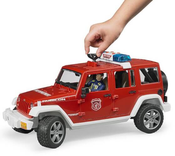 Lelu Palokunnan auto Jeep Wrangler ja palomies (1:16), Bruder