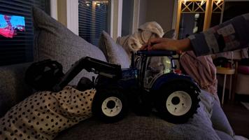 Mats N. arvosteli tuotteen Lelu Traktori New Holland T7.315 etukuormaajalla (1:16), Bruder