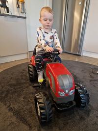 Ari pekka L. arvosteli tuotteen Polkutraktori perävaunulla Valtra, Rolly Toys