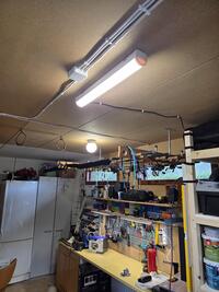 Kent M. arvosteli tuotteen Led-valaisin 60 cm kiinteällä johdolla | 1400 lm| 4000 K | 14 W, Airam