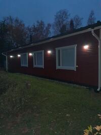 Leo R. arvosteli tuotteen Aurinkokenno led-valaisin liiketunnistimella 50 W, Keltin