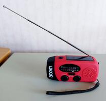Ilpo mttnen I. arvosteli tuotteen Hätäradio lampulla ja virtalähteellä, Atom