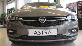 Maskisuoja Opel Astra, vm. (2016-2019) (umpinainen keskiosa), Tammer-Suoja